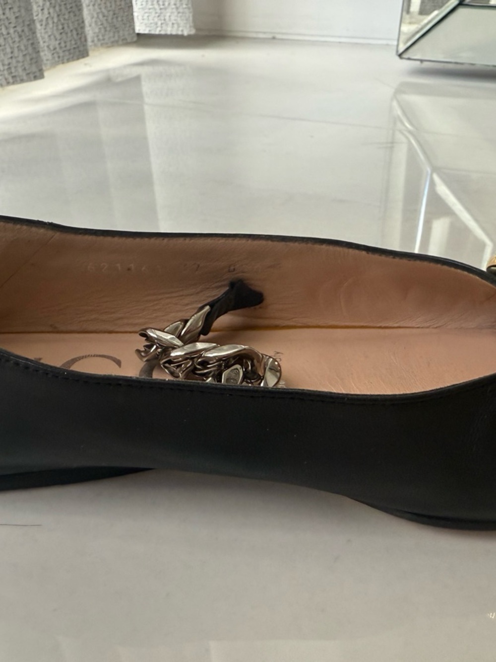 Gucci Black Leather Pointed-Toe Flats with Gold Horsebit and Chain Link Avcent - Picture 3 of 4